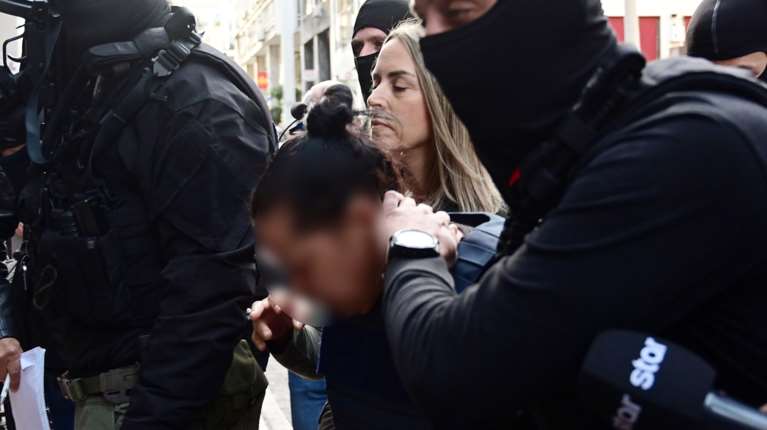 Σαλαμίνα: Η άγνωστη διάρρηξη και οι υποψίες για τη νύφη - &quot;Σκότωσε την 75χρονη γιατί είχε δώσει τα χρήματα στην κόρη&quot;