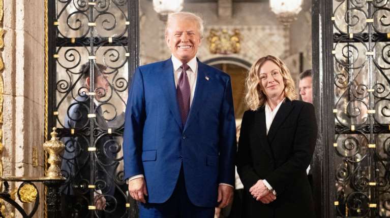 Politico: Πώς η ακροδεξιά "έκλεψε" τα Χριστούγεννα - Τραμπ και Μελόνι πρωτοστατούν