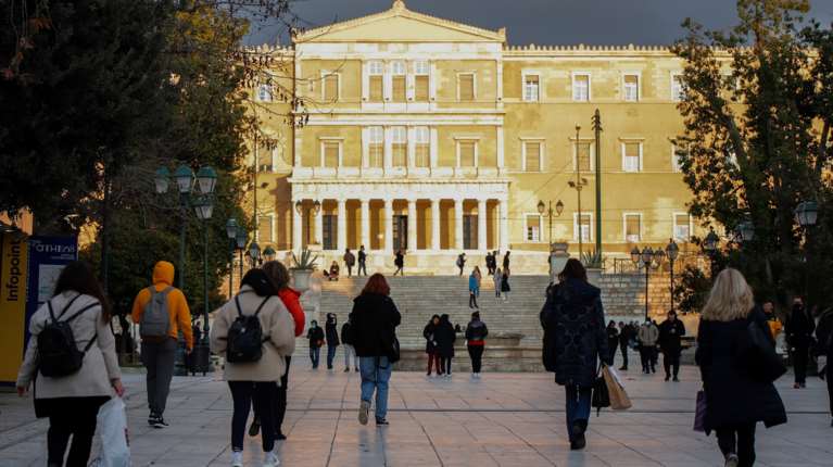 Επιχείρηση &quot;ζεστό χρήμα&quot;: Επίδομα 250€ και αυξήσεις στους συνταξιούχους, επίδομα θέρμανσης, επιστροφή ενοικίου