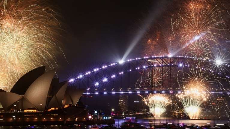 Ο πλανήτης υποδέχεται το 2026 - Εντυπωσιακό σόου πυροτεχνημάτων σε Σίδνεϊ και Ν. Ζηλανδία [εικόνες]