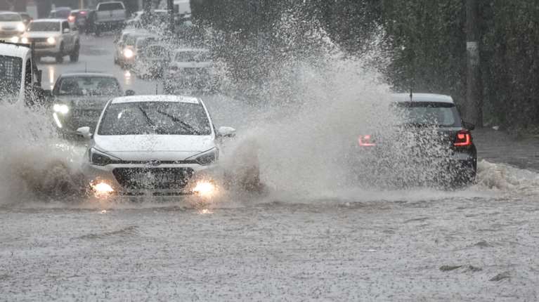 Βρέχει ασταμάτητα στην Αττική: Φούσκωσαν Ιλισσός, Κηφισός, Ποδονίφτης - Εκκενώσεις σπιτιών, διακοπές κυκλοφορίας