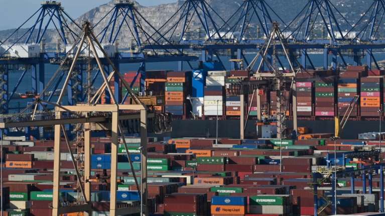 Η κινεζική πρεσβεία αντιδρά και εξαπολύει σφοδρή επίθεση στην Γκίλφοϊλ για το λιμάνι του Πειραιά