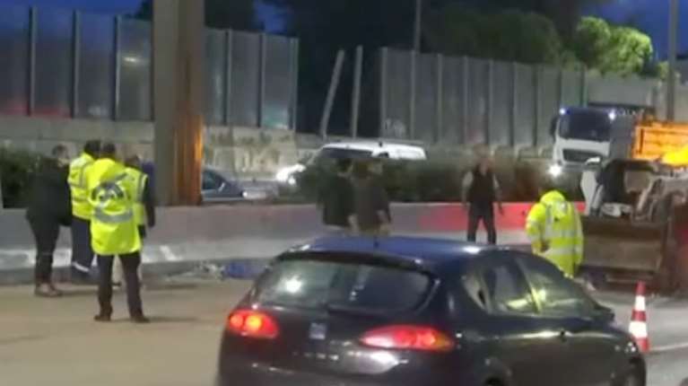 Μποτιλιάρισμα χιλιομέτρων στον Κηφισό μετά τη σύγκρουση φορτηγού με ΙΧ - Δύο τραυματίες [βίντεο]