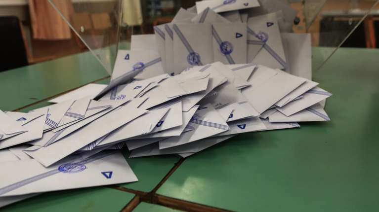 Δημοσκόπηση Interview: Στο δίλημμα "Μητσοτάκης ή χάος" το 42% επιλέγει "χάος" και το 30% Μητσοτάκη - Στο 2,6% ο ΣΥΡΙΖΑ