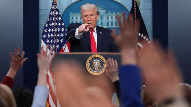 Τραμπ: Θα μάθετε πόσο μακριά θα το πάω με τη Γροιλανδία - Υπέροχο να εμπλέκαμε την Ματσάδο στη Βενεζουέλα