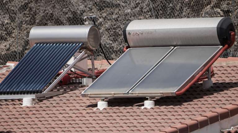 Ευκαιρία: Επιδότηση έως 7.440 ευρώ για αντλία θερμότητας και έως 1.264 ευρώ για ηλιακό θερμοσίφωνα