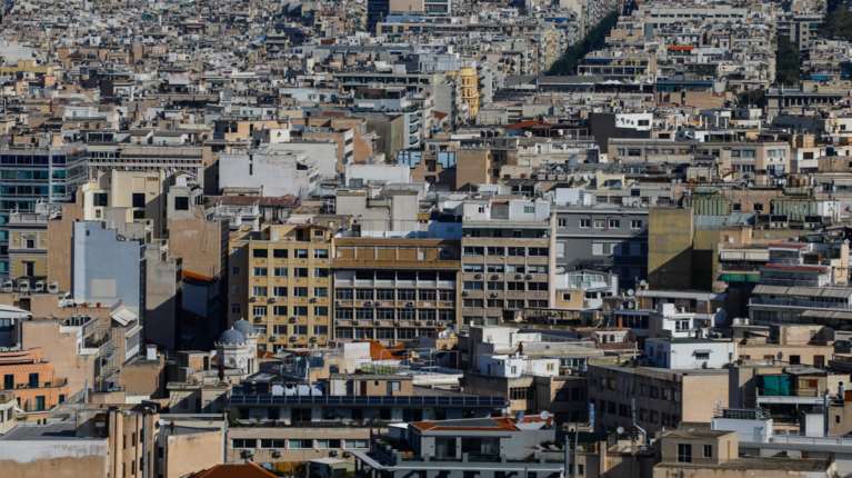 Πιο φθηνά τα στεγαστικά δάνεια λόγω μείωσης επιτοκίου, αλλά οι αγοραστές δεν συγκινούνται - Προτιμούν... μετρητά