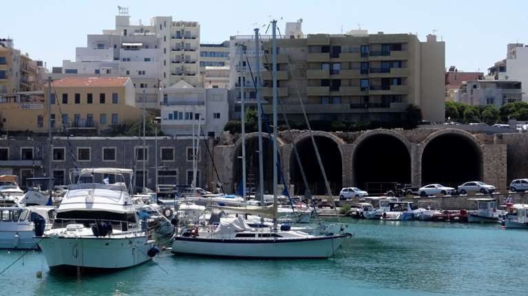 Εξοργιστικό πρόστιμο 300 ευρώ σε άστεγο στο Ηράκλειο - Τα λίγα υπάρχοντά του κρίθηκαν &quot;παράνομη κατασκήνωση&quot;