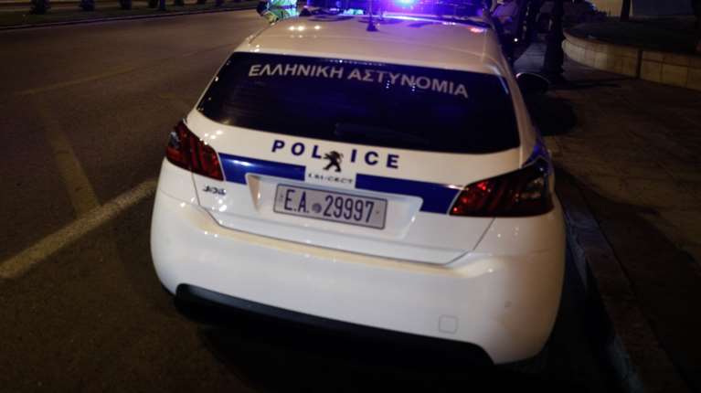 Μεσσήνη: 65χρονος έβαλε φωτιά σε δύο περιπολικά έξω από ΑΤ - Γνωστός στις Αρχές