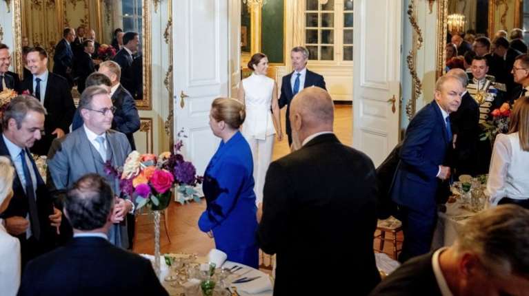 Βασιλικό δείπνο για 50 ηγέτες της ΕΕ στο παλάτι της Κοπεγχάγης - Οι κομψές ενδυματολογικές επιλογές και το εκλεκτό μενού