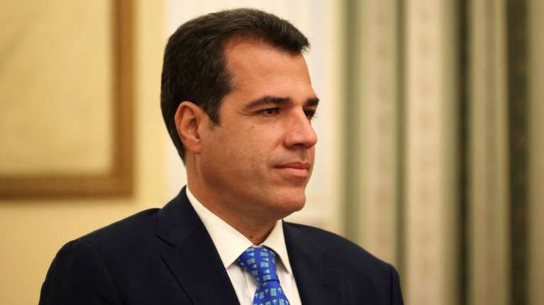 Θάνος Πλεύρης: Τέλος τα επιδόματα σε μετανάστες – Απώλεια άδειας διαμονής όταν κάποιος παραμένει άνεργος