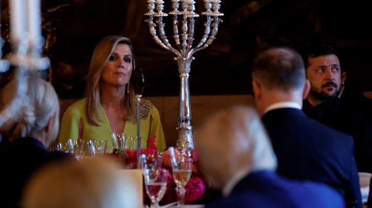 Τράβηξε όλα τα βλέμματα: Η εντυπωσιακή εμφάνιση της Βασίλισσας Μαξίμα, η τολμηρή χρωματική επιλογή και τα διαμάντια [εικόνες]