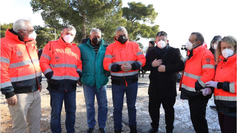 Γιώργος Πατούλης με ομάδα διασωστών