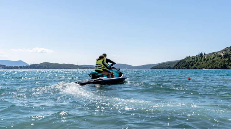 Σε ποιες παραλίες της Αττικής απαγορεύονται τα jet ski και ποιες ώρες- Αναλυτικά η λίστα