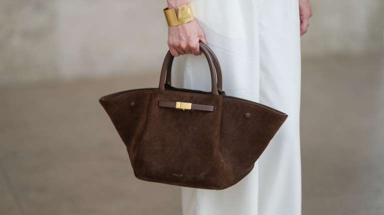 Αυτή είναι η οικονομική επιλογή της πιο hot suede τσάντας που λατρεύουν τα it-girls