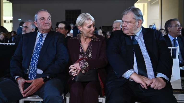 Βενιζέλος και Καραμανλής &quot;συντονισμένοι&quot; εναντίον του Κυριάκου Μητσοτάκη: Η κοινή εμφάνιση που έκανε αίσθηση