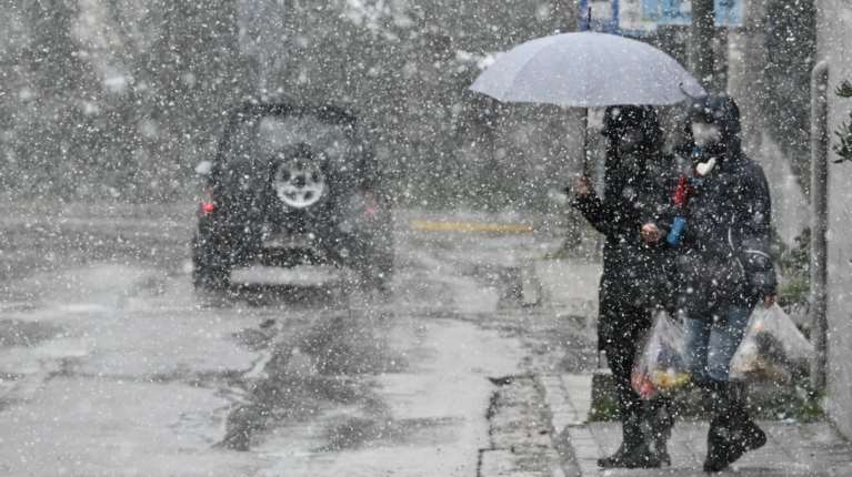 Στον πάγο η χώρα μέχρι την Τρίτη - Εως και στους -8 η θερμοκρασία σήμερα - Χιόνια και στην Αττική