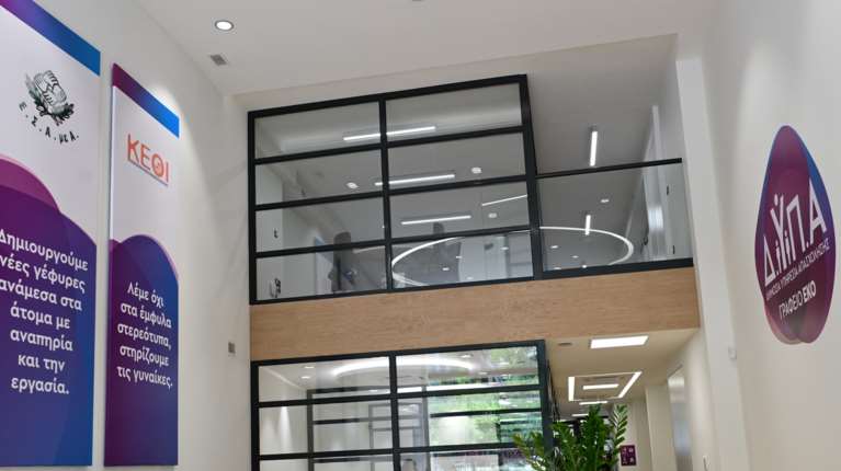 ΔΥΠΑ: Πότε ξεκινά η προπληρωμή επιδομάτων, παροχών και Δώρου Χριστουγέννων