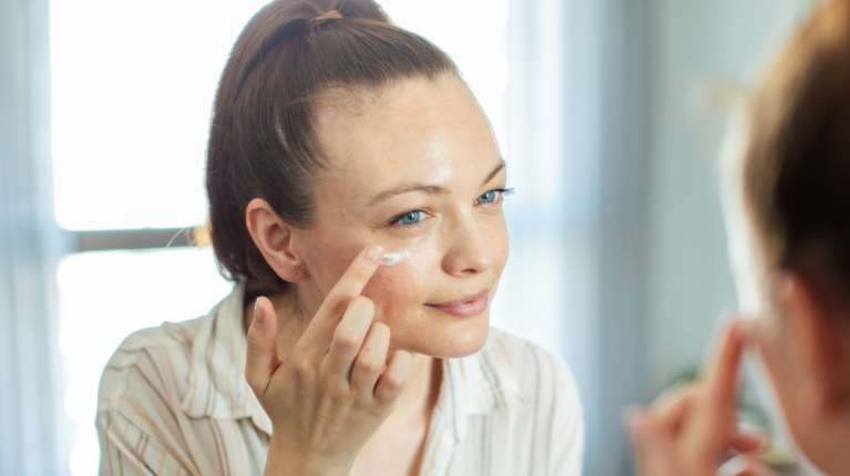 Βρήκαμε τις καλύτερες κρέμες ματιών για ευαίσθητες επιδερμίδες