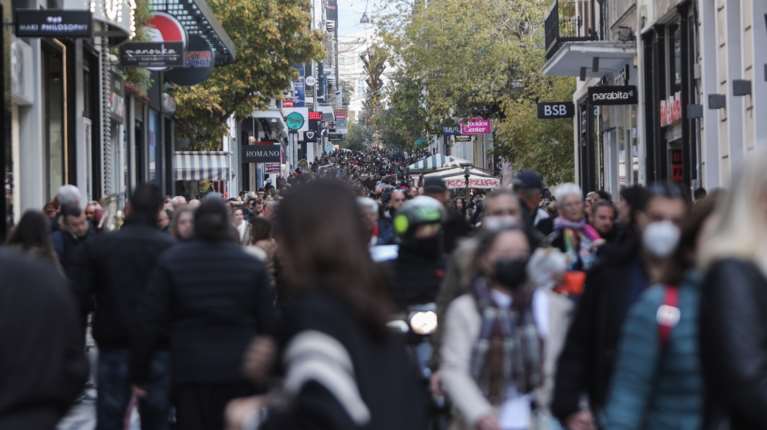 ΟΠΕΚΑ: Καταβάλλονται σήμερα τα επιδόματα Οκτωβρίου - Ποιοι είναι οι δικαιούχοι