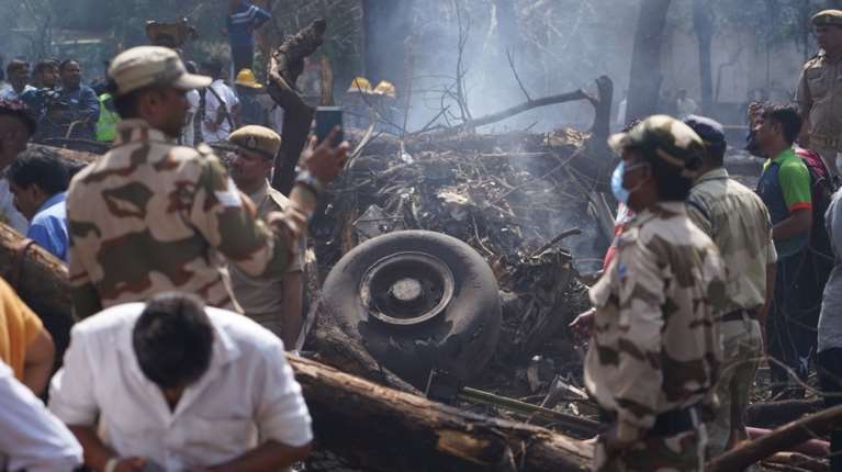 Συντριβή αεροπλάνου στην Ινδία: Τουλάχιστον 265 νεκροί, ένας επιζών από θαύμα - "Πηδούσαν από τον τρίτο όροφο" [εικόνες - βίντεο]