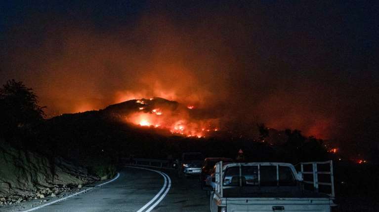 Κίσσαμος Χανίων: Ξέσπασε μεγάλη φωτιά στην "καρδιά" του χειμώνα - Καίει κοντά σε σπίτια [βίντεο]