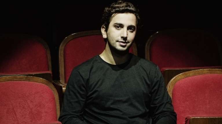 Μάριο Μπανούσι: Το παιδί - θαύμα του ελληνικού θεάτρου πήρε τον Αργυρό Λέοντα στην Μπιενάλε θεάτρου Βενετίας