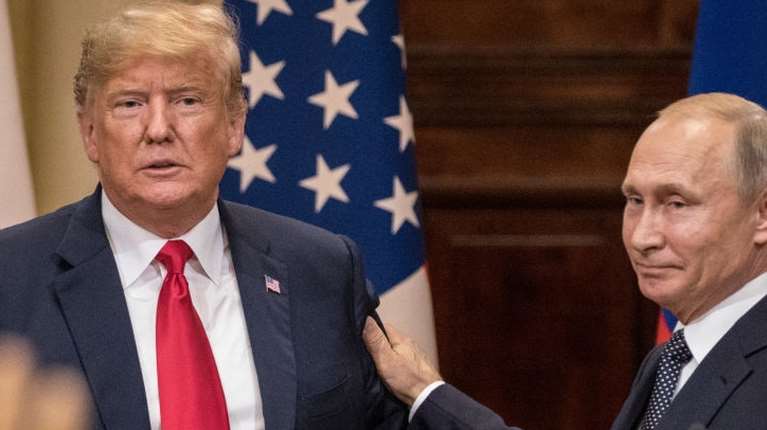 Russiagate: Τα email Έπσταϊν αποκαλύπτουν ότι ισχυριζόταν πως έδινε πληροφορίες για τον Τραμπ στους Ρώσους