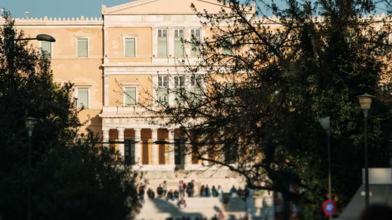 Financial Times: Πώς επέστρεψε η Ελλάδα από τον γκρεμό - Μια διαφορετική χώρα μια δεκαετία μετά το 2015