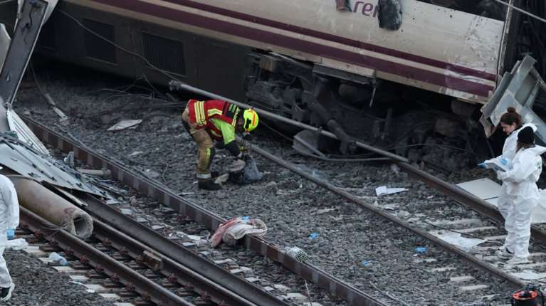 Σιδηροδρομική τραγωδία στην Ισπανία με 40 νεκρούς: "Κενό στις ράγες" βλέπουν ως αιτία του δυστυχήματος