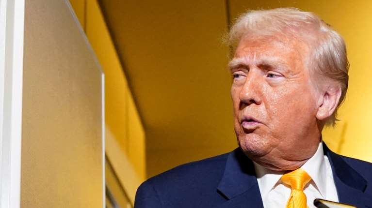 Δασμοί σε κινητά και άλλα ηλεκτρονικά: Το Σαββατοκύριακο που ήρθαν τα πάνω κάτω ...δύο φορές - &quot;Κανείς δεν θα ξεφύγει&quot;