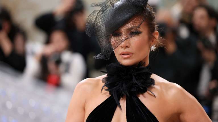 Έλληνας ηθοποιός στο πλευρό της Τζένιφερ Λόπεζ - Οι φωτογραφίες που κάνουν το γύρο του διαδικτύου