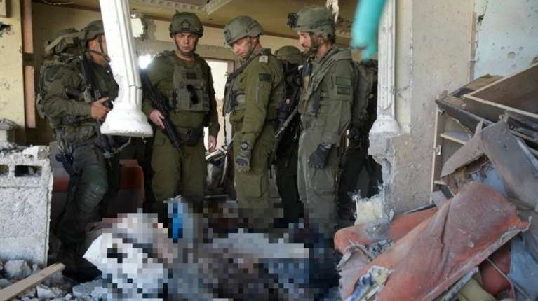 Σκληρή εικόνα: Ισραηλινοί στρατιώτες γύρω από τον νεκρό Γιαχία Σινουάρ, στα συντρίμμια της Γάζας