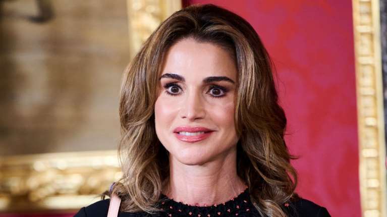 Η μοντέρνα βασίλισσα Ράνια: Εντυπωσιακή σε δείπνο για τη νεολαία της Ιορδανίας στο Παλάτι