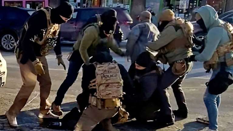 Reuters: Ο Τραμπ ψαλίδισε τη χρηματοδότηση για τις κάμερες στους πράκτορες της ICE