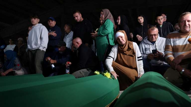 Τριάντα χρόνια από τη γενοκτονία στη Σρεμπρένιτσα - Χιλιάδες συγκεντρώθηκαν σήμερα στη ματωμένη πόλη