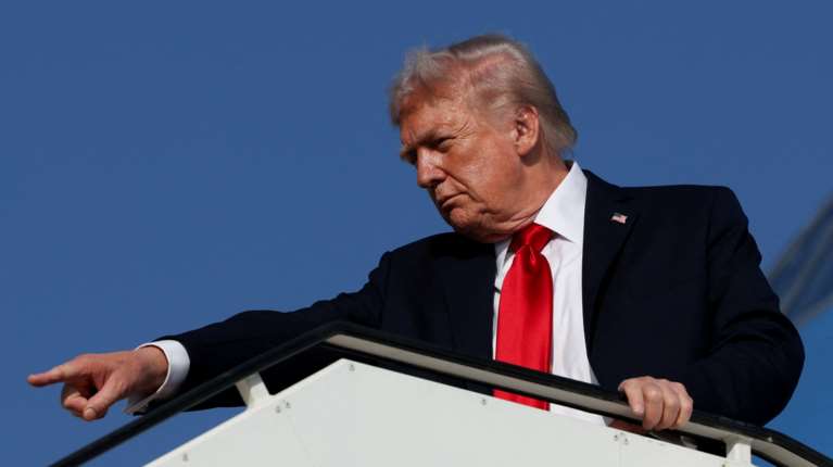 &quot;Συμπεριφορά στασιαστών τιμωρείται με θάνατο!&quot;: Ο Τραμπ απειλεί Δημοκρατικούς βουλευτές που καλούν τον στρατό σε ανυπακοή