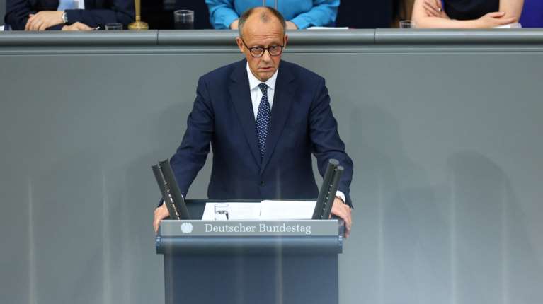 Μερτς: "Άνευ προηγουμένου η οικονομική κρίση στη Γερμανία" - Εθελοντική εργασία μετά τα 67 και αφορολόγητες υπερωρίες