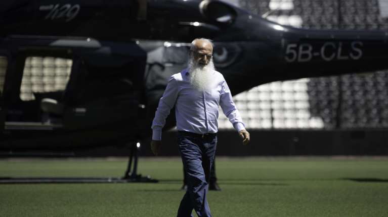 Ιβάν Σαββίδης: Η εντυπωσιακή άφιξη με ελικόπτερο, η μακριά γενειάδα και η αγκαλιά με τον Λουτσέσκου [εικόνες - βίντεο]