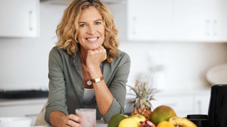 Η βιταμίνη που μας κρατά νεότερους όσο γερνάμε - Μπορούμε να τη βρούμε πολύ εύκολα