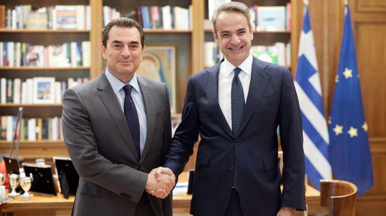 Συνάντηση Κυριάκου Μητσοτάκη με τον νέο γραμματέα της ΠΕ της ΝΔ Κώστα Σκρέκα