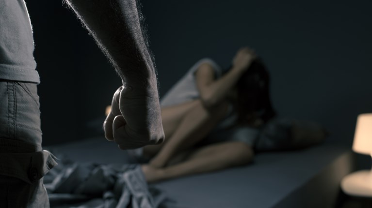ενδοοικογενειακή βία