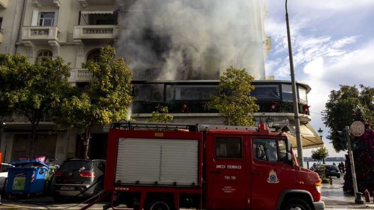 Θεσσαλονίκη: Φωτιά σε κατάστημα εστίασης στη Λεωφόρο Νίκης - Απεγκλωβίστηκαν ηλικιωμένοι και κατοικίδια
