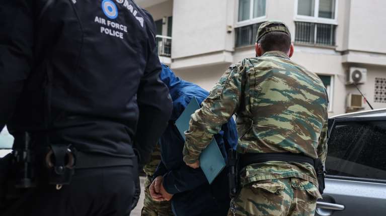 Στο Αεροδικείο ο κατάσκοπος σμήναρχος για να απολογηθεί [βίντεο]