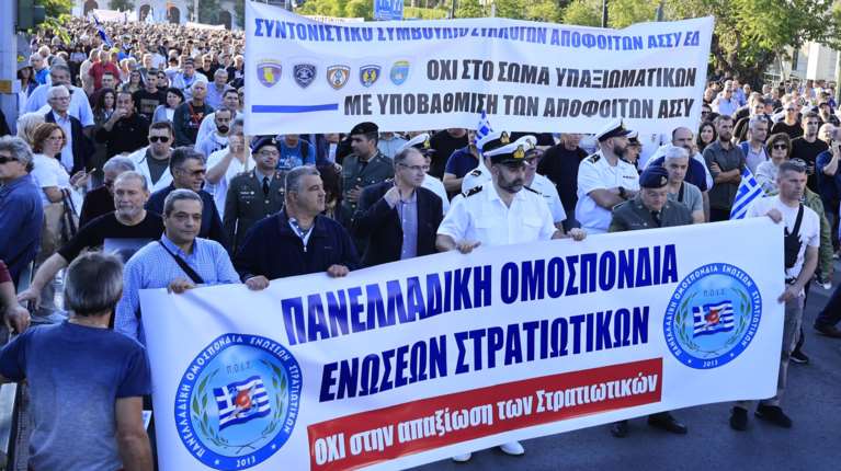 Διαμαρτυρία των ενστόλων έξω από τη Βουλή για το πολυνομοσχέδιο του υπουργείου Άμυνας [εικόνες - βίντεο]