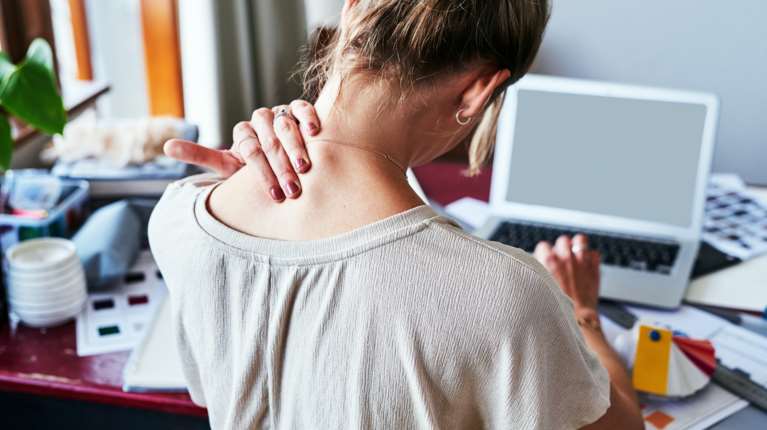 Ευθειασμός του αυχένα: Σχεδόν 4 στους 10 ταλαιπωρούνται από πόνους - Τα συμπτώματα και η αντιμετώπιση