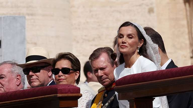 Privilège du blanc: Γιατί η Βασίλισσα Λετίσια είχε το προνόμιο να ντυθεί στα λευκά στην ενθρόνιση του Πάπα Λέοντα ΙΔ&#39;