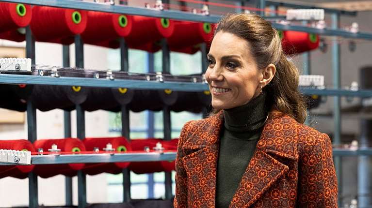 Με vintage μάλλινο παλτό η Κέιτ Μίντλετον στη νέα της εμφάνιση: Η απάντηση σε σχόλιο για την υγεία της