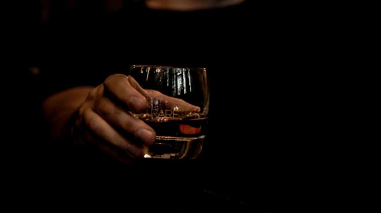 Θάνατος 16χρονης στο Γκάζι: Δείτε πώς μπορούμε να καταλάβουμε αν ένα ποτό είναι καθαρό ή νοθευμένο [βίντεο]