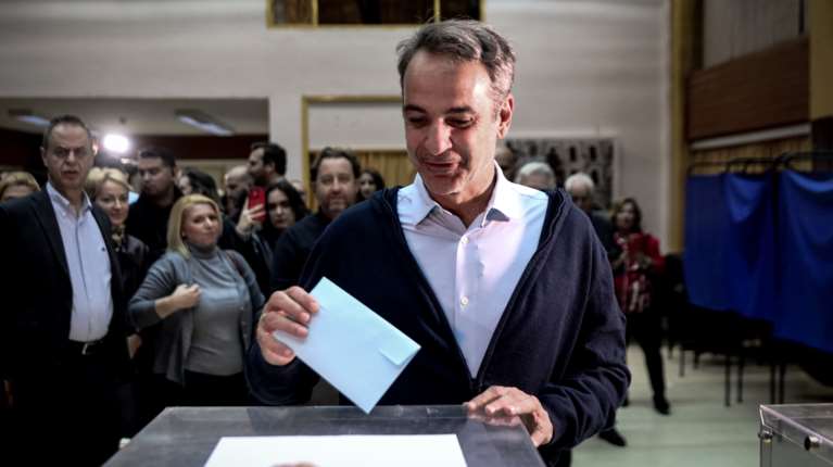 Εσωκομματικές εκλογές ΝΔ: Ο Κυριάκος Μητσοτάκης ψήφισε στα Κάτω Πετράλωνα μαζί με τον γιο του - &quot;Γέμισαν οι κάλπες&quot;